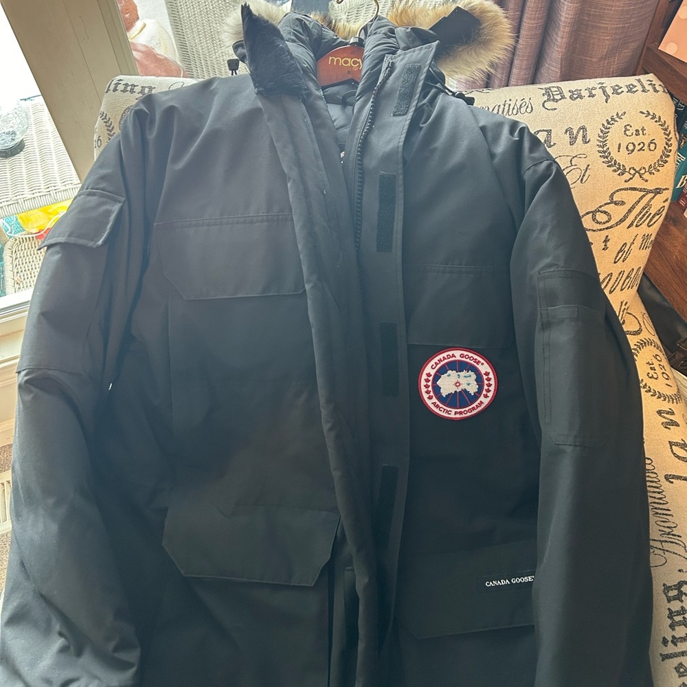 Canada Goose Expedition from 2022.  One season of wear.  Black/Large.  Perfect.